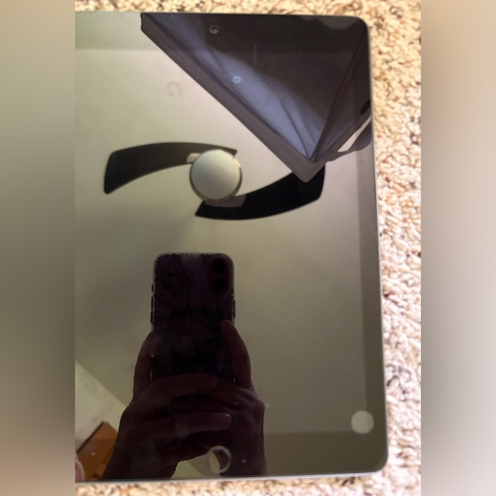 Apple IPad — 6th Generation 32BG. Wi-Fi. Size: 9.7in. (Model: A1893)